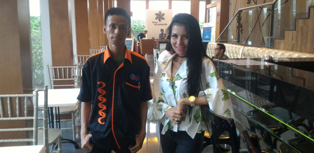 ARTIS SARAH VI MENGGUNAKAN KAMI